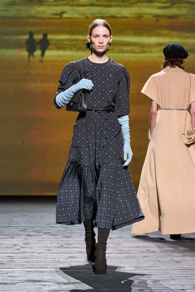 Look 10